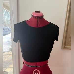 SOFT BLACK CROP T—SHIRT